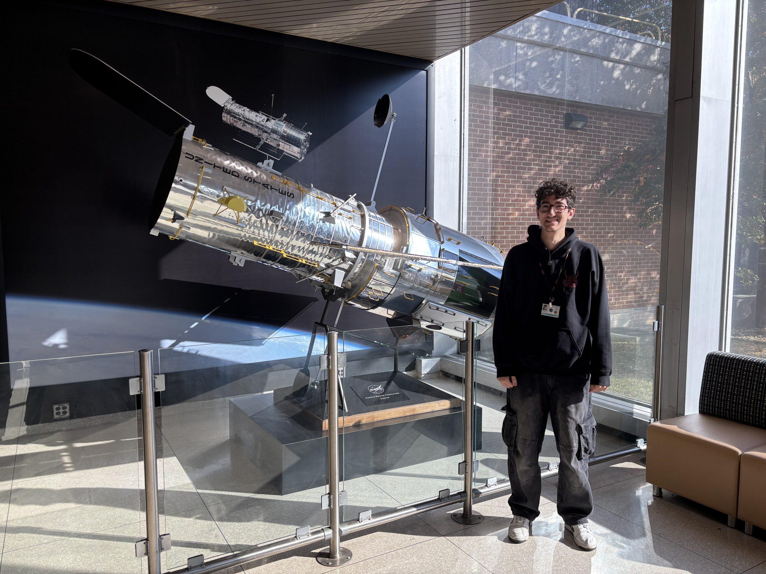 Giovanni e il telescopio spaziale Hubble Giuseppe Colavito davanti a una replica del telescopio spaziale Hubble