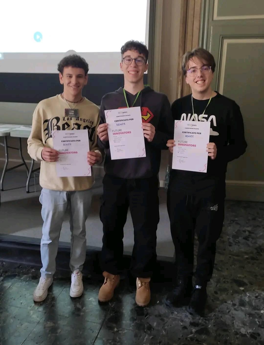 Tre giovani del Team Remate posano con i certificati ricevuti durante la premiazione Future InnovatorsTre giovani del Team Remate posano con i certificati ricevuti durante la premiazione Future Innovators