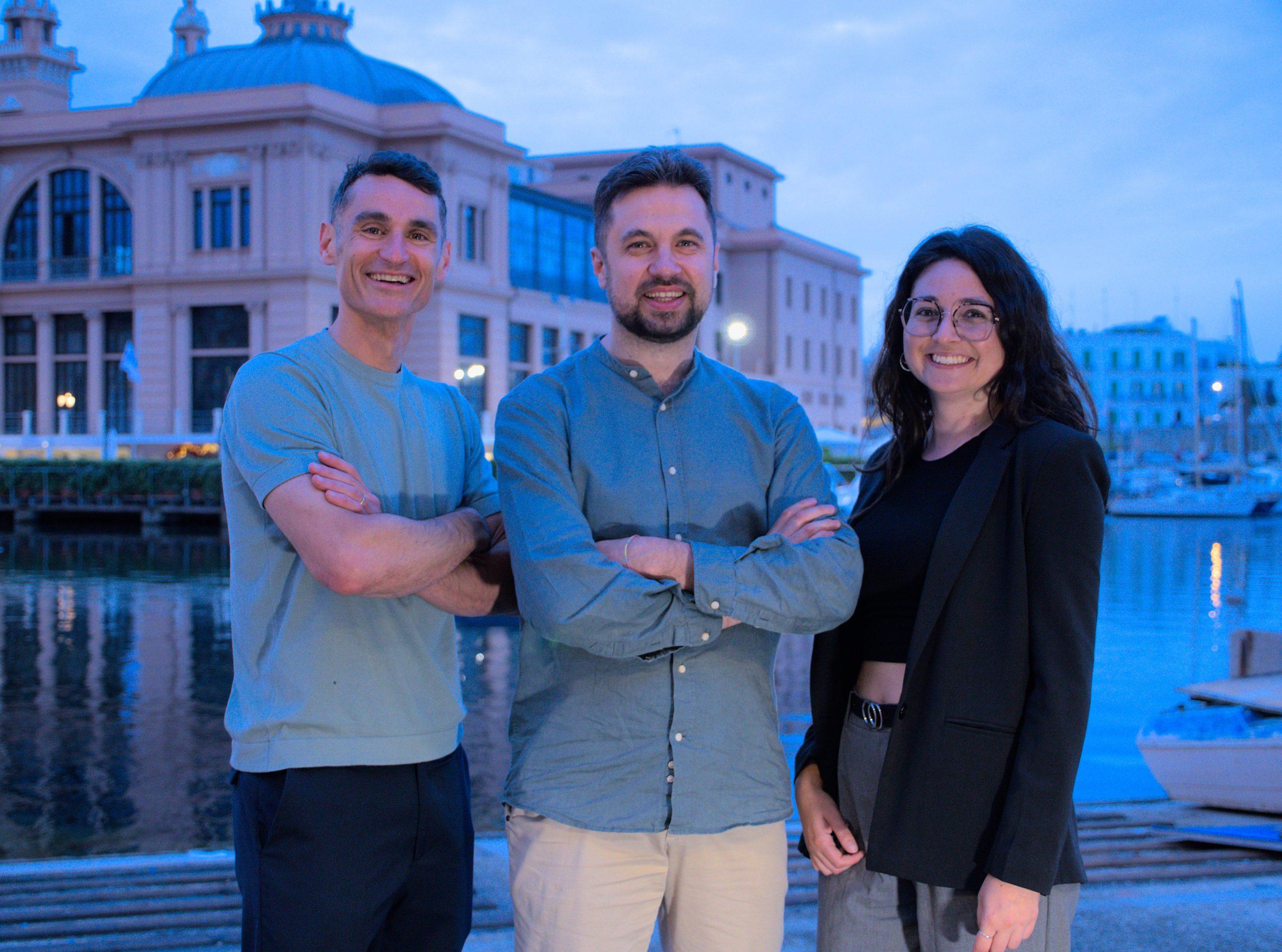 Founder QSensato I fondatori di Qsensato, startup innovativa, ritratti sul lungomare di Bari con il Teatro Margherita sullo sfondo.