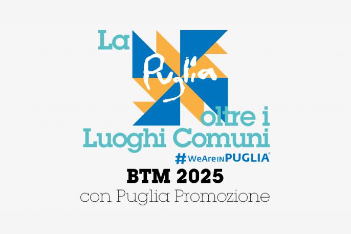 Logo Puglia Oltre Luoghi Comuni Logo con testo 'La Puglia oltre i Luoghi Comuni' e hashtag '#WeAreINPUGLIA'. Il design presenta forme geometriche blu e arancioni intrecciate. Sotto, in caratteri neri e blu, il testo 'BTM 2025 con Puglia Promozione'.