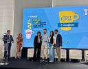 Vincitori 2° premio Start Cup Puglia 2024 Il team di Qsensato riceve il premio per il secondo posto alla finale di Start Cup Puglia 2024. Sul palco, accanto ai presentatori, il gruppo posa con il trofeo davanti a uno schermo che riporta il logo dell'evento e la dicitura