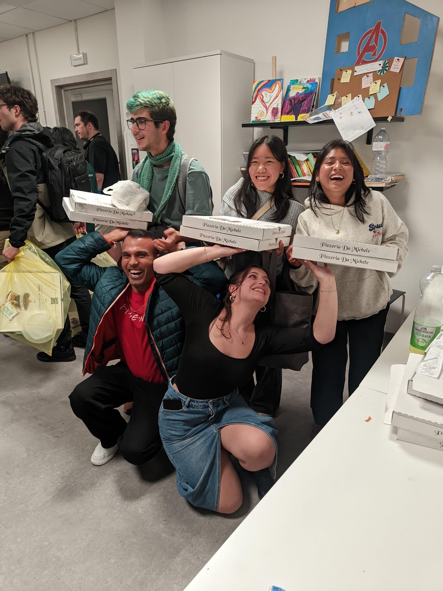 Un gruppo di giovani che mostra il tipico cibo italiano: la pizza