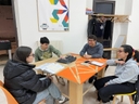 Eleonora, maestra di inglese, eccola con i corsisti di Speaking Club-English For All Nodo Galattica Galatone, Servizio Civile Regionale Alessia ed Eleonora